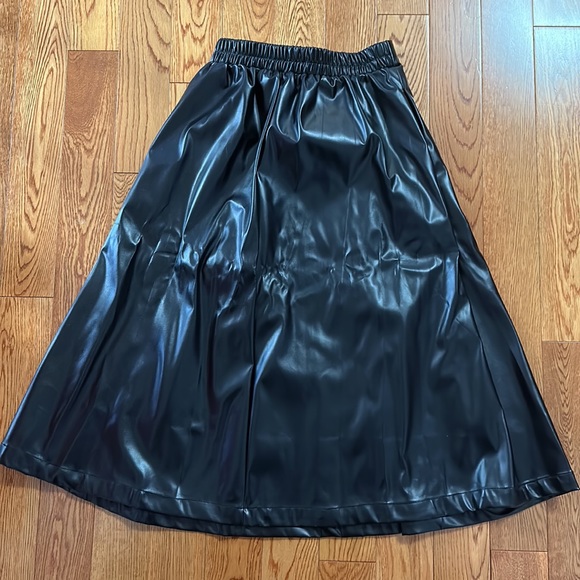 Black pleather skirt - Picture 2 of 3